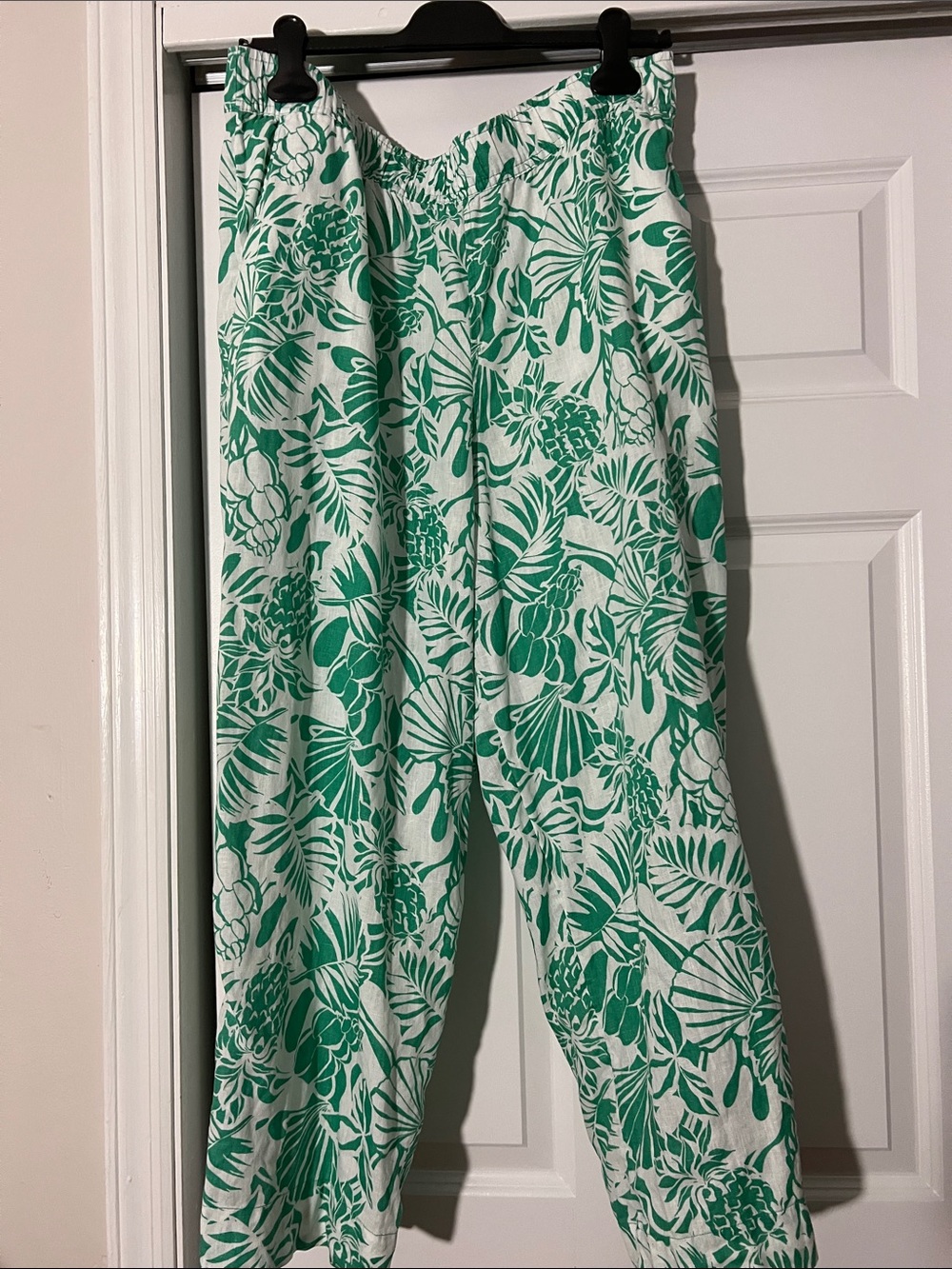 Nicole Miller White & Green Tropical Print Cropped Pants